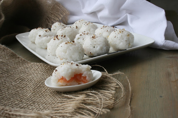 Bolitas de arroz rellenas de salmón ahumado El Ágora de Ángeles