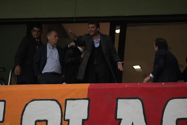 Kravatlılar gider, atkılılar kalır!