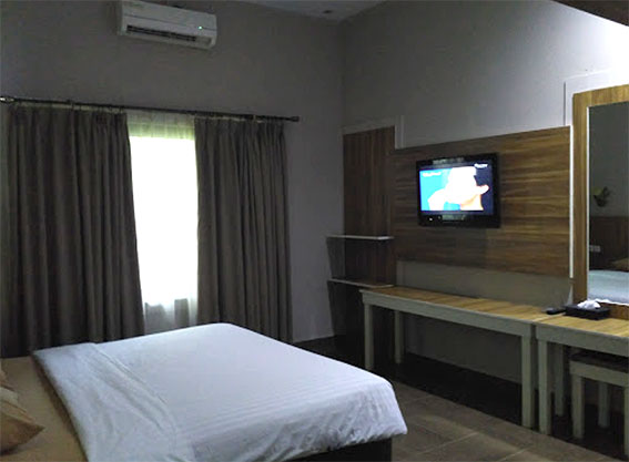 Tipe kamar Dangau Deluxe King Bed di Dangau Resort Singkawang