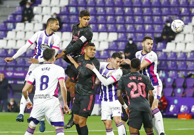 Joaquín, Varane, Kike Pérez, Casemiro, Sergi Guardiola, Bruno y Vinicius en pos de la pelota. El Madrid se impuso en casi todos los balones aéreos. REAL VALLADOLID C. F. 0 REAL MADRID C. F. 1. 20/02/2021. Campeonato de Liga de 1ª División, jornada 24. Valladolid, estadio José Zorrilla. GOLES: 0-1: 65’, Casemiro.