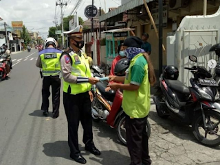 Peduli Dengan Kesehatan Masyarakat, Polsek Gedongtengen Bagikan Masker Gratis Sekaligus Beri Himbauan Protokol Kesehatan