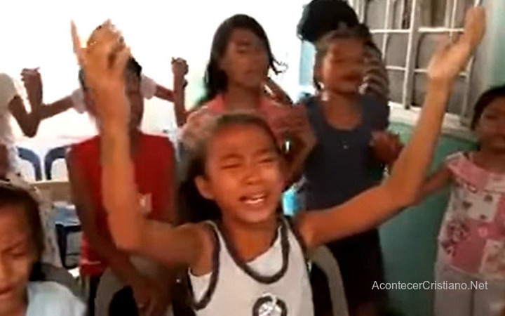 Niños filipinos adorando a Dios