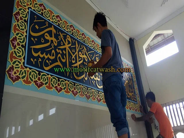 jasa pembuatan kaligrafi masjid di gresik jasa tukang kaligrafi masjid gresik mengerjakan kaligrafi mihrab kaligrafi kubah kaligrafi acrylic