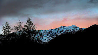 Das Albristhorn von Adelboden aus gesehen leuchtet auf am frühen Morgen.