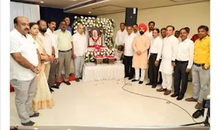 मुंबई के प्रथम उत्तर भारतीय महापौर आरआर सिंह की प्रथम पुण्यतिथि पर दी गई श्रद्धांजलि  मुंबई । मुलुंड पूर्व म्हाडा स्थित आर. आर. एजुकेशनल ट्रस्ट सभागृह में मिर्जापुर के मूलनिवासी मुंबई के प्रथम उत्तर भारतीय महापौर, मुंबई कांग्रेस के पूर्व कार्यकारी अध्यक्ष, मुलुंड के सुनियोजित विकास के सूत्रधार स्मृति शेष आर. आर. सिंह के प्रथम स्मृति दिवस पर श्रद्धांजलि समारोह, भजन संध्या एवं स्मृति भोज का समारोहपूर्वक संपन्न हुआ। इस अवसर पर श्रद्धासुमन अर्पित करने हेतु  मुंबई काँग्रेस के पूर्व अध्यक्ष एवं पूर्व सांसद संजय निरुपम, पूर्व सांसद रमेश दुबे, मुंबई काँग्रेस कार्याध्यक्ष चरण सिंह सप्रा, पूर्व उप महापौर राजेश शर्मा, पूर्व विधायक  वीरेंद्र बक्षी, मिर्जापुर जिला कांग्रेस कमेटी अध्यक्ष शिव कुमार सिंह पटेल, महाराष्ट्र प्रदेश काँग्रेस सचिव ठाणे के वरिष्ठ नगरसेवक मनोज शिंदे, अ.भा. यादव महासभा मुंबई अध्यक्ष एड. किलाचंद यादव,  मुंबई काँग्रेस उपाध्यक्ष गोविंद सिंह  , प्रवक्ता म.कॉ.भरत सिंह, चंद्रकात निरभवणे, किशोर मुंडेकल ,शिवसेना से राजोल संजय पाटील, प्रमोद धुरी, कन्हैयालाल गुप्ता, गणेश रावत, मनसे नेता सत्यवान दलवी,  भाजपा से पूर्व नगरसेवक प्रकाश गंगाधरे, नंदकुमार वैती, मनीष तिवारी, लालजी , भवन निमार्ता रामु वर्मा, हरीश सावला, नलिन ठक्कर, डॉ. उमेश यादव, दिनेश जायसवाल,  नवघर वरिष्ठ पुलिस निरीक्षक सुनील कांबले , प्रख्यात समाज सेवी चिकित्सक डॉ हरीश सिंह, आल इंडिया यादव महासभा मुंबई महासचिव समाजसेवी शिक्षाविद् चंद्रवीर बंशीधर यादव, डॉ.एल आर. तन्ना, एस. के. सिंह, डॉ. सचिन महानंद सिंह, डॉ. आर. एम. पाल, शारदा जगताप, बीरेन्द्र पाठक, राजेंद्र श्रीवास्तव, पत्रकार सुकृत खांडेकर, रवि नाईक, अनिल कुमार शुक्ल ,नामदार राही, पी.पी.पांडेय, गिरीश यादव सुशील कुमार पांडेय, सुरेंद्र मिश्रा, दयाशंकर पाल सहित कई गणमान्य लोग उपस्थित रहे। इस अवसर पर वीजे वझे कॉलेज के बारहवीं कक्षा के दिव्यांग प्रतिभाशाली छात्र योगेश यादव  तिपहिया सायकिल भेंट की गई। योगेश ने अपने द्वारा पूर्व महापौर का  बनाया हुए चित्र भेंट किया। तत्पश्चात  जरूरत मंद विद्यार्थियों को स्कूल यूनिफार्म अतिथियों द्वारा प्रदान किया गया। आयोजन पूर्व महापौर स्मृति शेष रामचरित्र रामभजन सिंह के सुपुत्र लोकप्रिय समाजसेवी एवं राजनेता  डॉ.राजेंद्र प्रसाद सिंह ( डॉ. आर. आर.सिंह), संचालन प्रख्यात समाजसेवी चिकित्सक मुंबई काँग्रेस के मा.उपाध्यक्ष लोकप्रिय राजनेता डॉ. बाबुलाल रामकृपाल सिंह,काँग्रेस के लोकप्रिय नेता राजेश इंगले, प्रस्ताविकी मोहनलाल राज ने किया। इस अवसर पर स्मृति शेष पूर्व महापौर रामचरित्र रामभजन सिंह (आर. आर. सिंह) को याद करते हुए पूर्व सांसद रमेश दुबे, संजय निरुपम, पूर्व उप महापौर राजेश शर्मा ने कहा कि सिंह साहब लगातार सात बार मुंबई मनपा में चुने गये तथा मुंबई के प्रथम उत्तर भारतीय महापौर बनने का इतिहास बनाया। वे खांटी गांधीवादी नेता थे जो ब्लॉक काँग्रेस अध्यक्ष से मुंबई कांग्रेस अध्यक्ष अपने कठोर परिश्रम, लगन से बनें। इस अवसर पर प्रियंका म्युजिकल ग्रुप द्वारा गीत संगीत मय श्रद्धांजलि प्रस्तुत की गई।