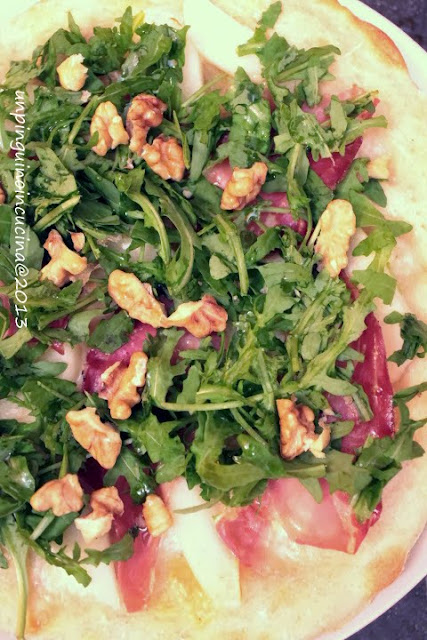 Pizza alle noci bresaola e rucola - Cotto e Postato