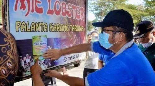 Wawako Hendri Septa Launching Kapal Pengumpul Sampah dan Pasangi Stiker Warga Peduli Sungai.