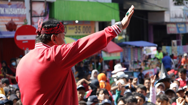 Bupati Nganjuk, Marhaen Djumadi, saat berpamitan dengan ribuan warga Kabupaten Nganjuk yang berkumpul di kawasan Alun-alun Nganjuk, Sabtu 23 September 2023 pagi