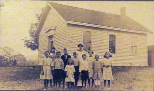 schoolhouse with children in 1914