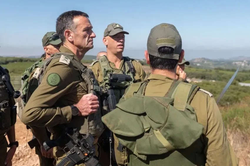 Chefe do Estado-Maior das IDF Herzi Halevi (à esquerda) realiza avaliação de segurança na fronteira Israel-Líbano, com o comandante do Comando Norte e outros oficiais do exército | Unidade de porta-voz da IDF