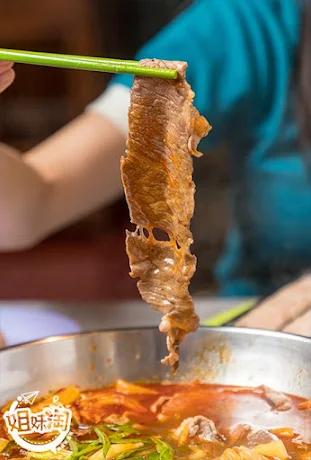 高雄 美食 推薦 新興區美食 火鍋 剝皮辣椒雞 麻辣鍋 小火鍋 涮涮鍋 台式 夏好夏滿 春囍打邊爐