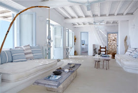 interior mediterraneo en blanco y azul celeste mykonos chicanddeco