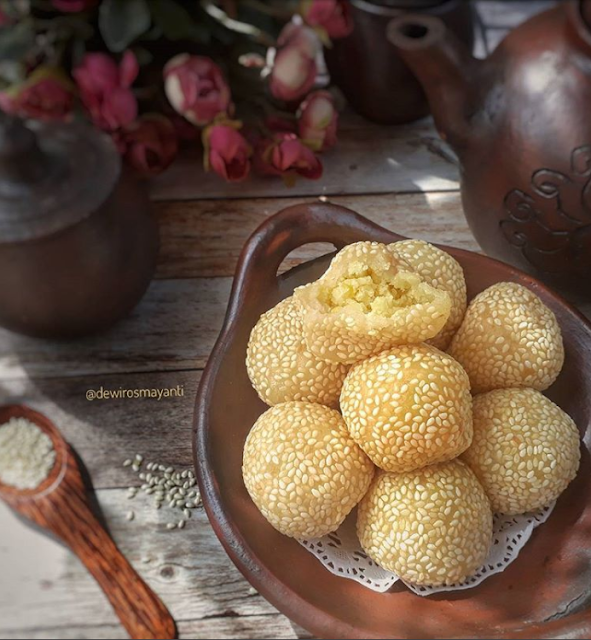 onde yaitu homogen camilan anggun tradisional atau panganan jajanan pasar yang sangat terkenal di Ind Resep Onde-Onde Kentang Empuk Anti Kempes