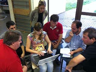 Professores reunidos trabalhando no saguão de entrada do campus