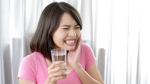 Mengapa Gigi Terasa Ngilu Saat Minum Air Dingin? Ini Penjelasannya