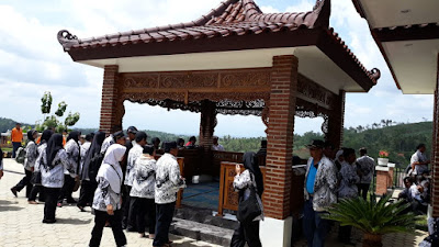 PGRI Ziarahi Makam Dr Sulistyo 