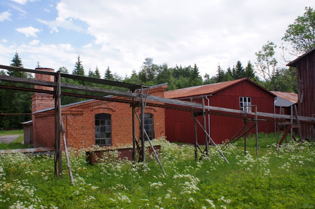 Trevlig miljö trots att det är flera fabriker.