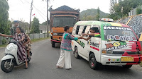 Jalasenastri Cabang 3 Korcab II DJA I Lanal Sibolga Turun Kejalan Berbagi Takjil di Bulan Suci Ramadhan