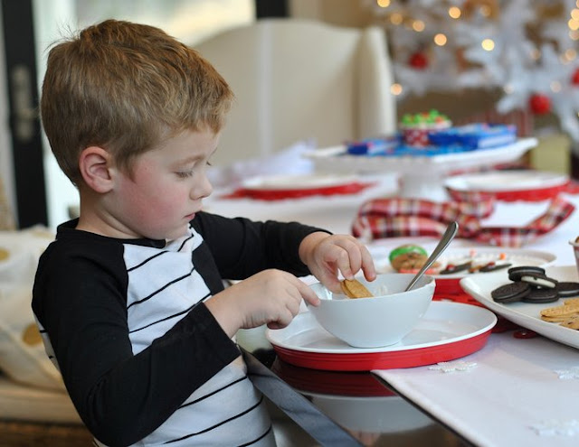 decorating holiday cookies