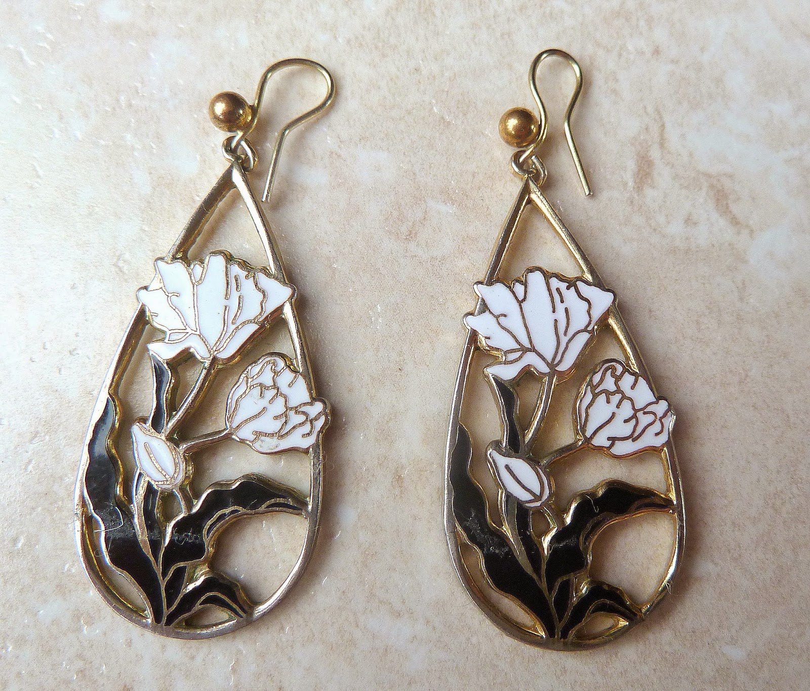 http://www.kcavintagegems.uk/vintage-white-flower-drop-cloisonne-enamel-earrings-373-p.asp