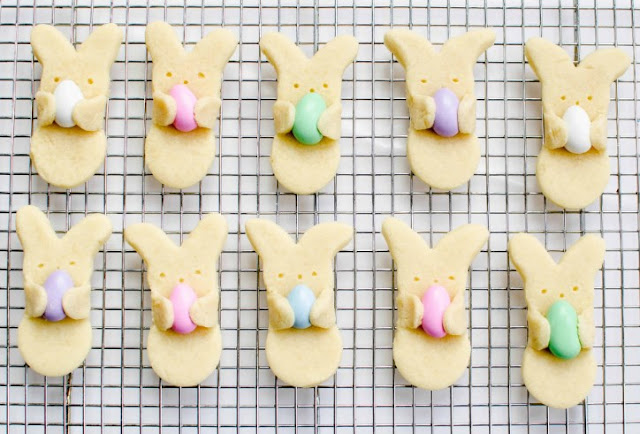 Adorable Easter Bunny “Hug” Cookies 