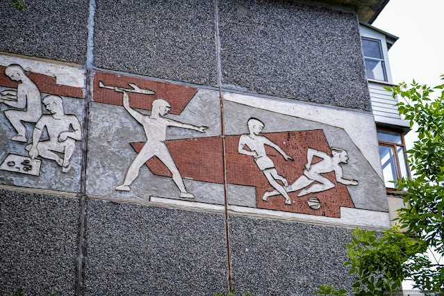 Мозаика с изображением авимоделиста и спортсменов