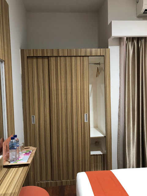 Penampakan kamar dan Fasilitas Lemari The Nyaman Hotel Solo - habisliburan.com