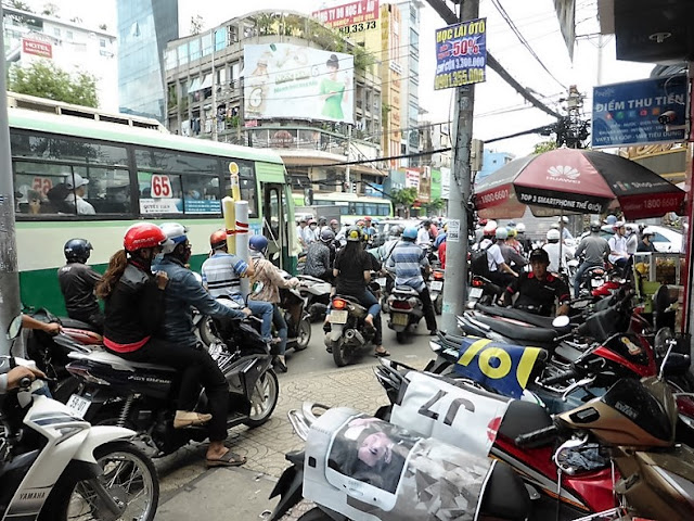 Saigón: Motos aparcadas y circulando por la acera