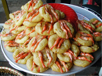 Tasting Shrimp Cake of West Lake in Hanoi