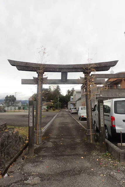 神奈地袛神社の鳥居３