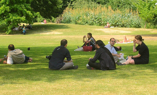 Hombres y mujeres en Hyde Park London England United Kingdom Londres Inglaterra