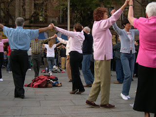 Il ballo della sardana di fronte la Cattedrale