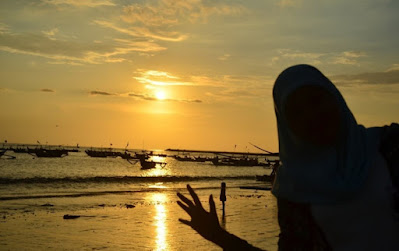 Gambar Wanita Berhijab dari Belakang Saat di Pantai