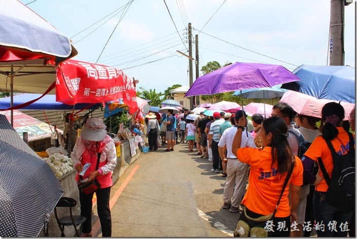 南投-微熱山丘鳳梨酥。走進南投縣八卦路1100巷就像擠進了熱鬧的夜市一般，怎麼有這麼多的排隊人潮，而且人潮還排到大馬路上，少說也有上百人的隊伍。