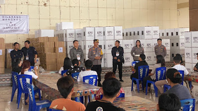 Jamin Keamanan Pemilu 2024, Polres Mitra Dampingi KPU Penyortiran Dan Pelipatan Surat Suara