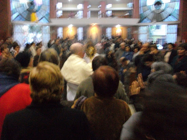 Hora santa con procesión eucarística.