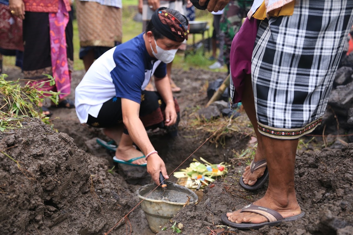   Bupati Suwirta Melakukan Peletakan Batu Pertama Pembangunan Sapras Pendukung Pariwisata