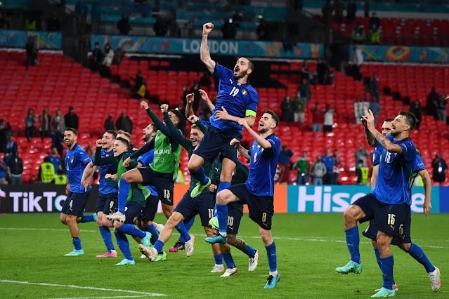 Italy players celebrate win over Austria - euro 2020