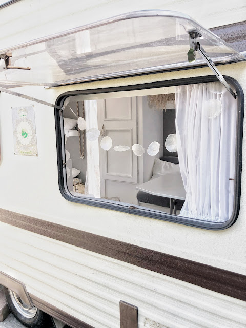 Van retro caravan naar een boho chique vakantie plekje á la zwart wit en hout!