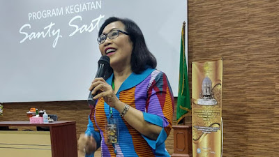 Santy Sastra Berbagi Materi Etika dan Public Speaking Untuk Para Karyawan Yayasan Kesejahteraan Korpri Propinsi Bali Tingkat Utama Angkatan I tahun 2021