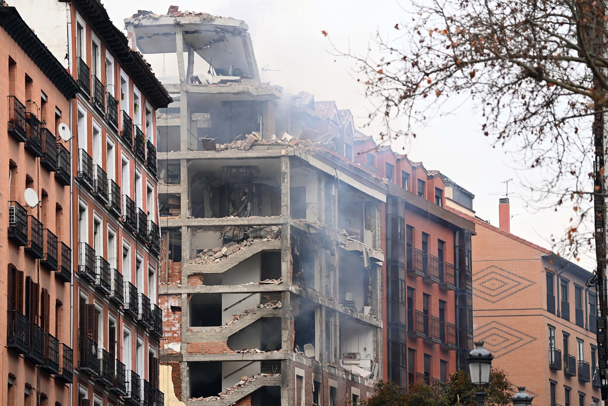 Al menos tres personas murieron tras una explosión en un edificio en el centro de Madrid