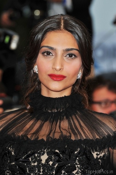 Sonam Kapoor Hot Photos in Full Black Dress on Red Carpet 4