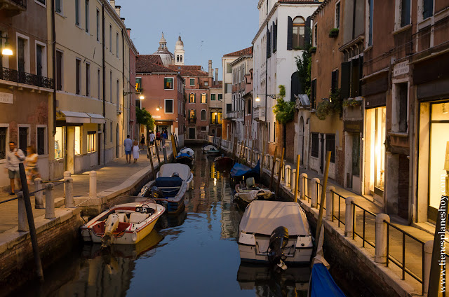 Dorsoduro sestiere noche Venecia Italia viaje