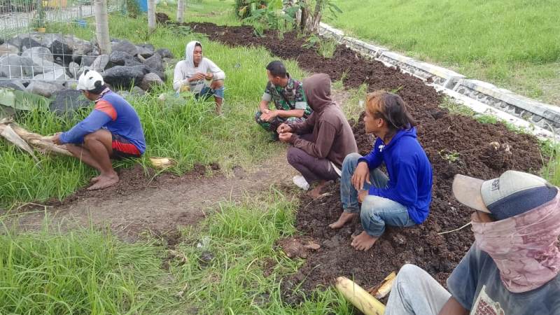 Pererat Tali Silahtuhrahmi, Babinsa Bade Komsos dengan Pekerja Bangunan