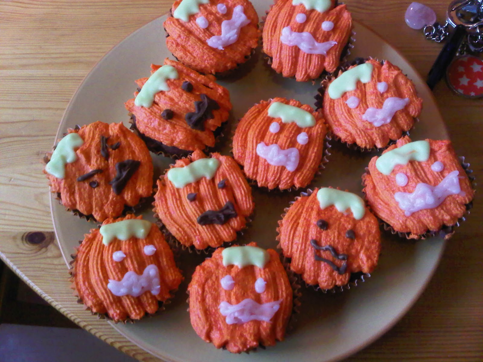 halloween witch cupcakes Halloween: Pumpkin Cupcakes and Dracula Biscuits