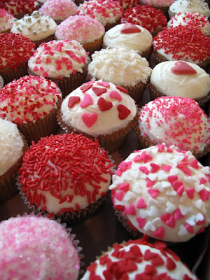 Here 39s some glitzy red white and pink cupcakes we did for Sharon 39s wedding