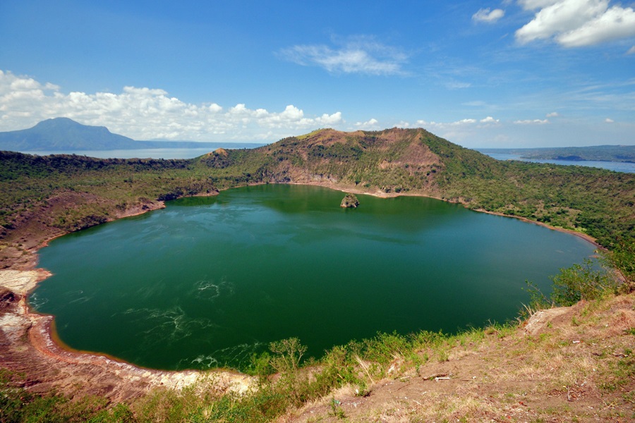 ทะเลสาบตาอัล (Taal Lake: Lawa ng Taal)