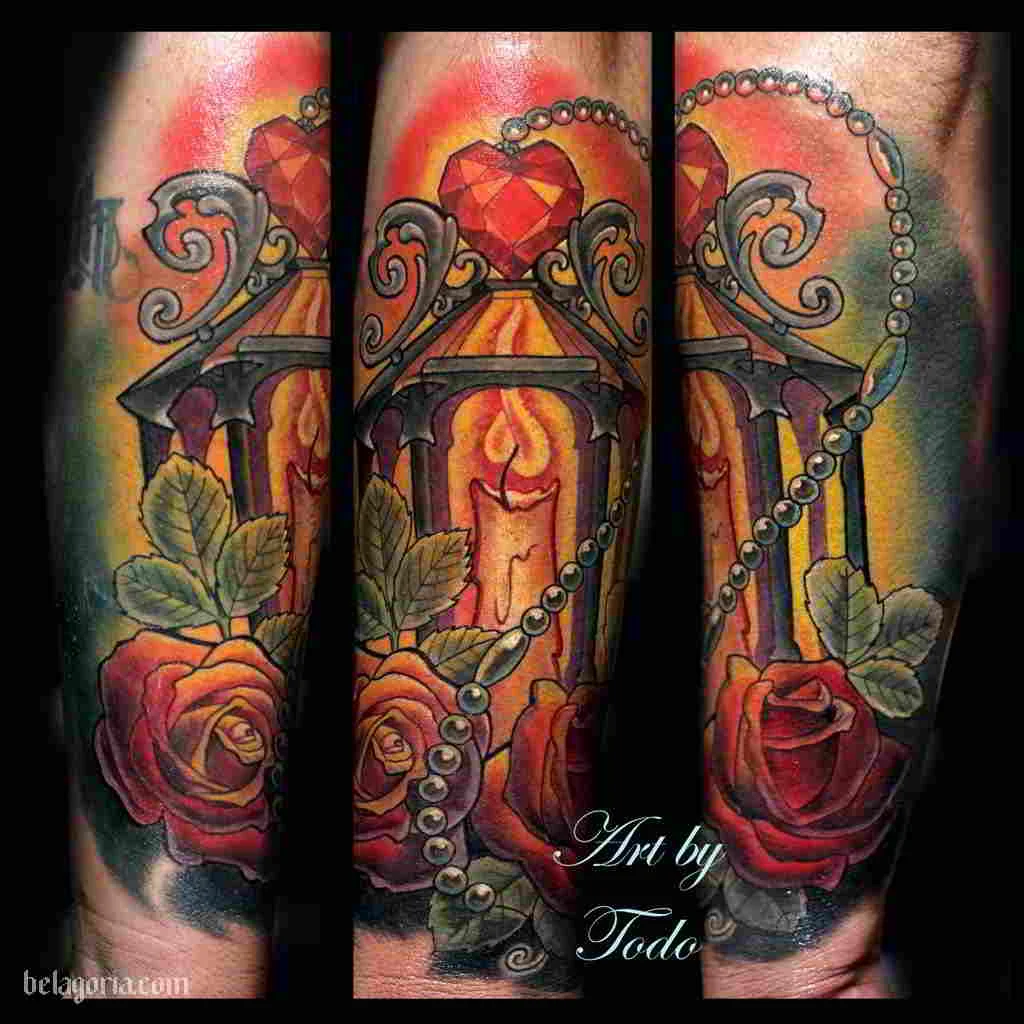 Precioso tatuaje de farol antiguo con rosas rojas y un rosario