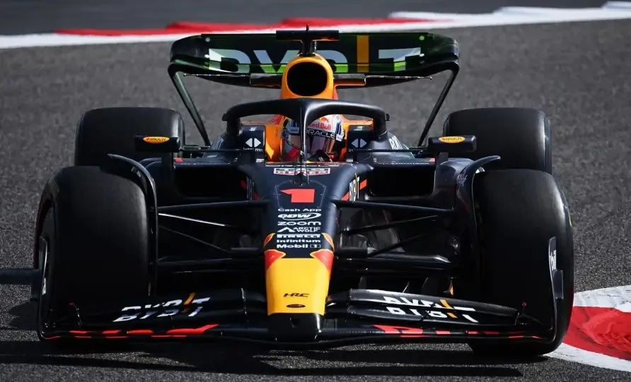 Max Verstappen con la Red Bull nei test in Bahrain 2023