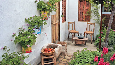 Narrow courtyard garden design idea